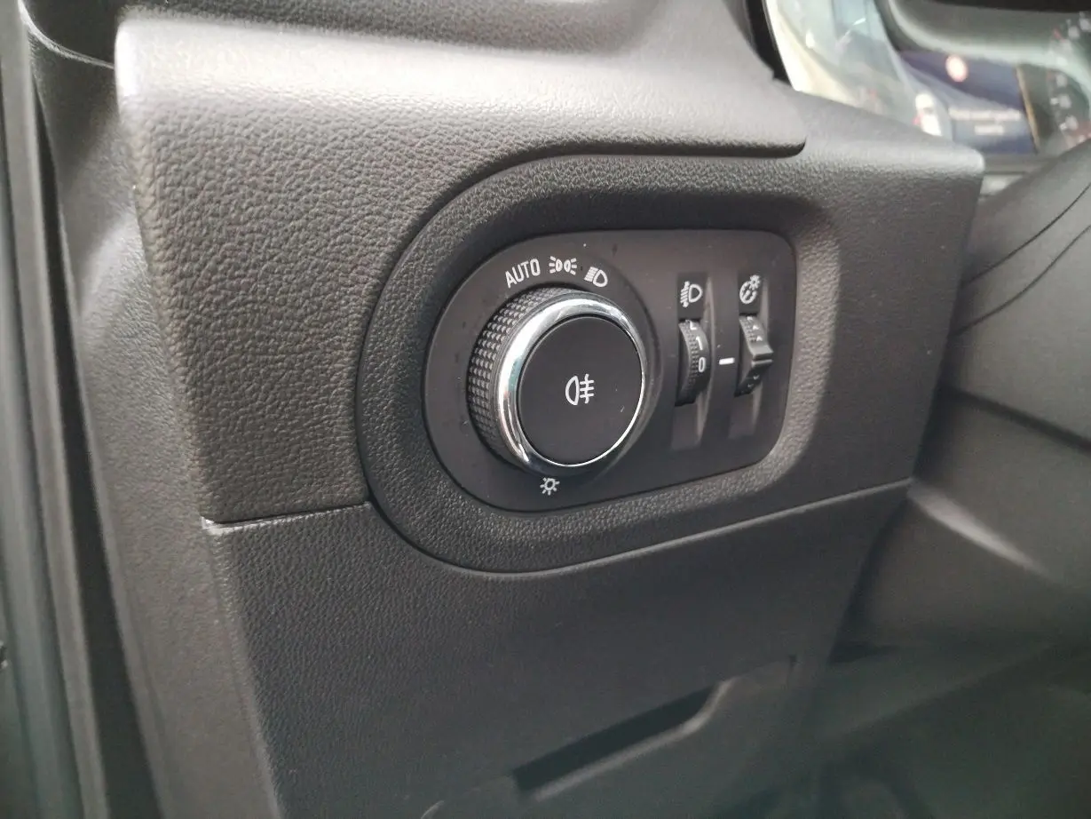 Gros plan sur le panneau de commandes d'éclairage intérieur de l'Opel Grandland X gris platinium, côté gauche du tableau de bord.