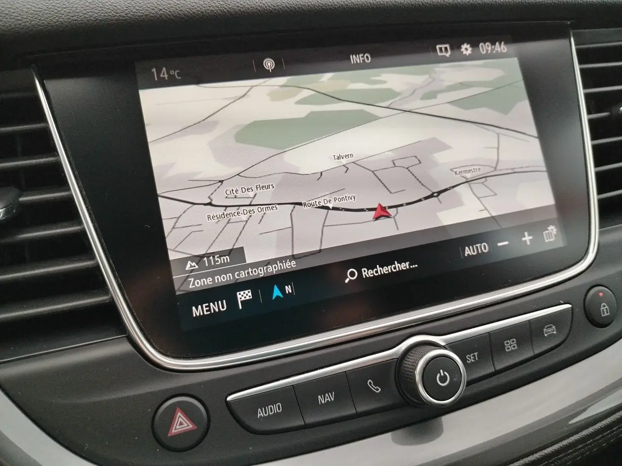 Écran tactile du système de navigation de l'Opel Grandland X gris platinium, affichant une carte et commandes audio.