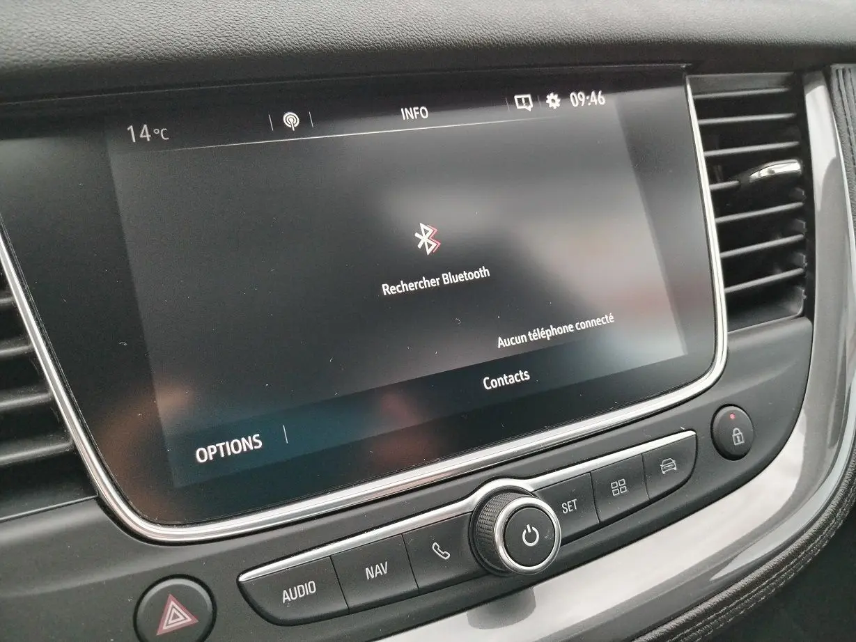 Écran tactile central de l'Opel Grandland X gris platinium, affichant la recherche Bluetooth dans l'habitacle.