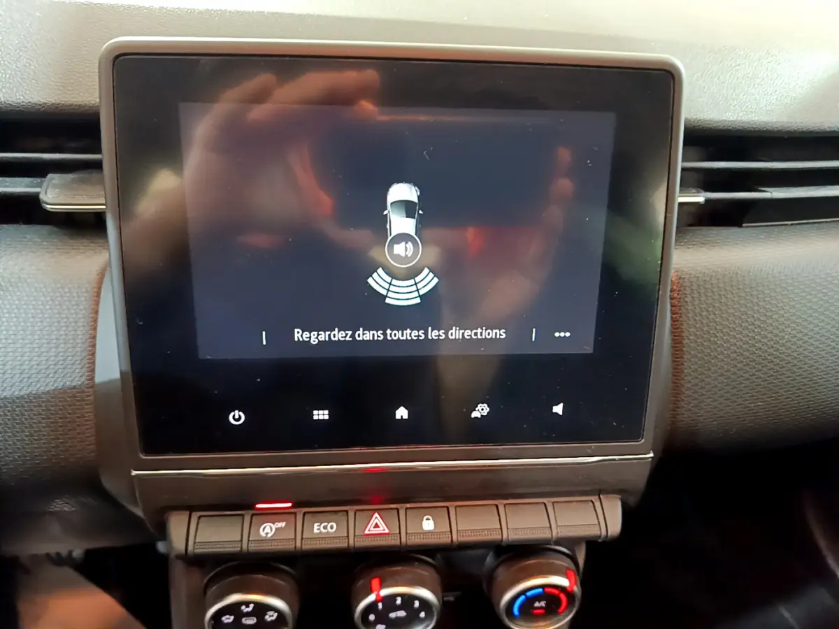 Écran tactile central affichant l'alerte de capteurs de stationnement dans l'habitacle d'une Renault Clio Business 2020.