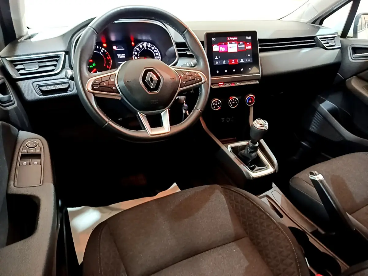 Intérieur de la Renault Clio Business Blue dCi 85 2020, vue du poste de conduite avec volant cuir et écran tactile central.