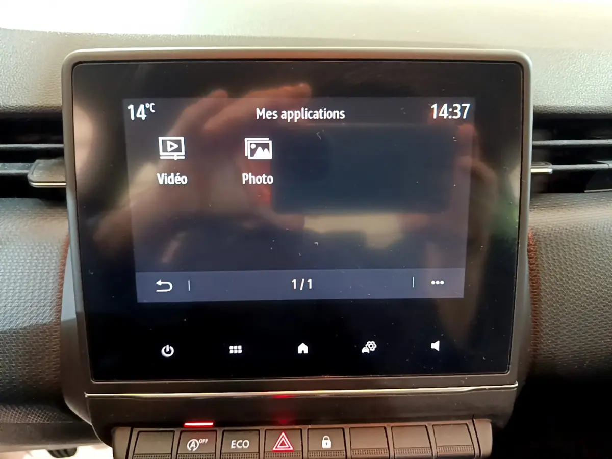 Écran tactile central de la Renault Clio Business Blue dCi 85 affichant les applications vidéo et photo, intérieur noir.