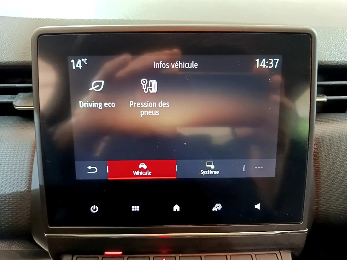 Écran tactile central affichant les infos véhicule dans l'habitacle d'une Renault Clio Business 2020.