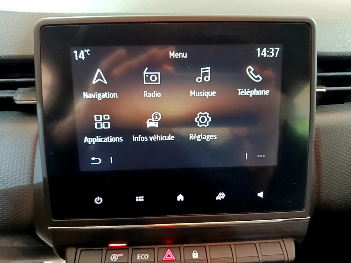 Écran tactile central affichant le menu principal de la Renault Clio Business Blue dCi 85, vue de face intérieure.