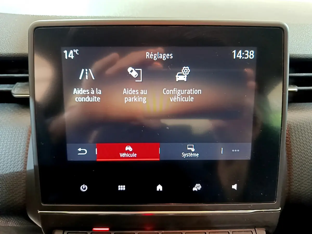 Écran tactile central de la Renault Clio Business Blue dCi 85 affichant les réglages d'aide à la conduite et parking.
