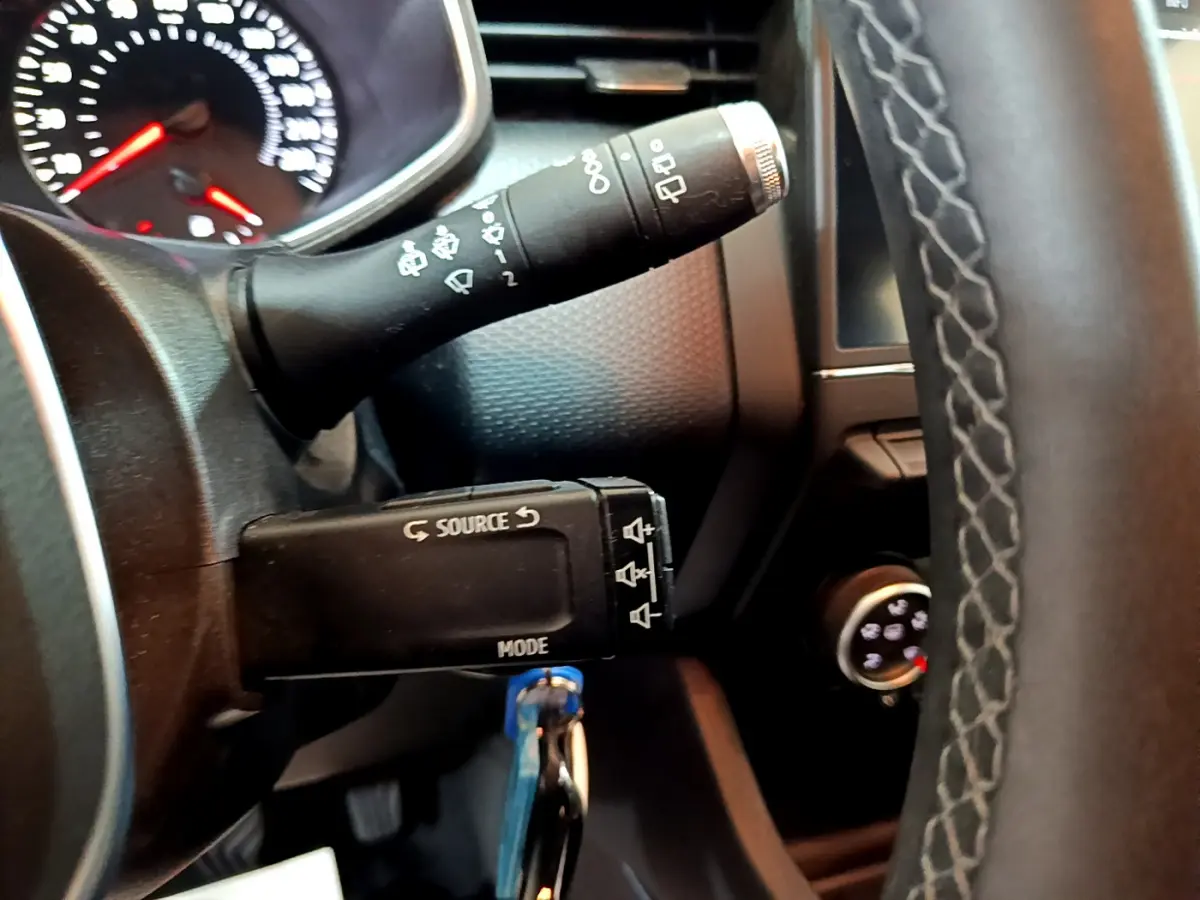 Gros plan sur la manette multifonction gauche et volant cuir noir de la Renault Clio Business Blue dCi 85 2020.