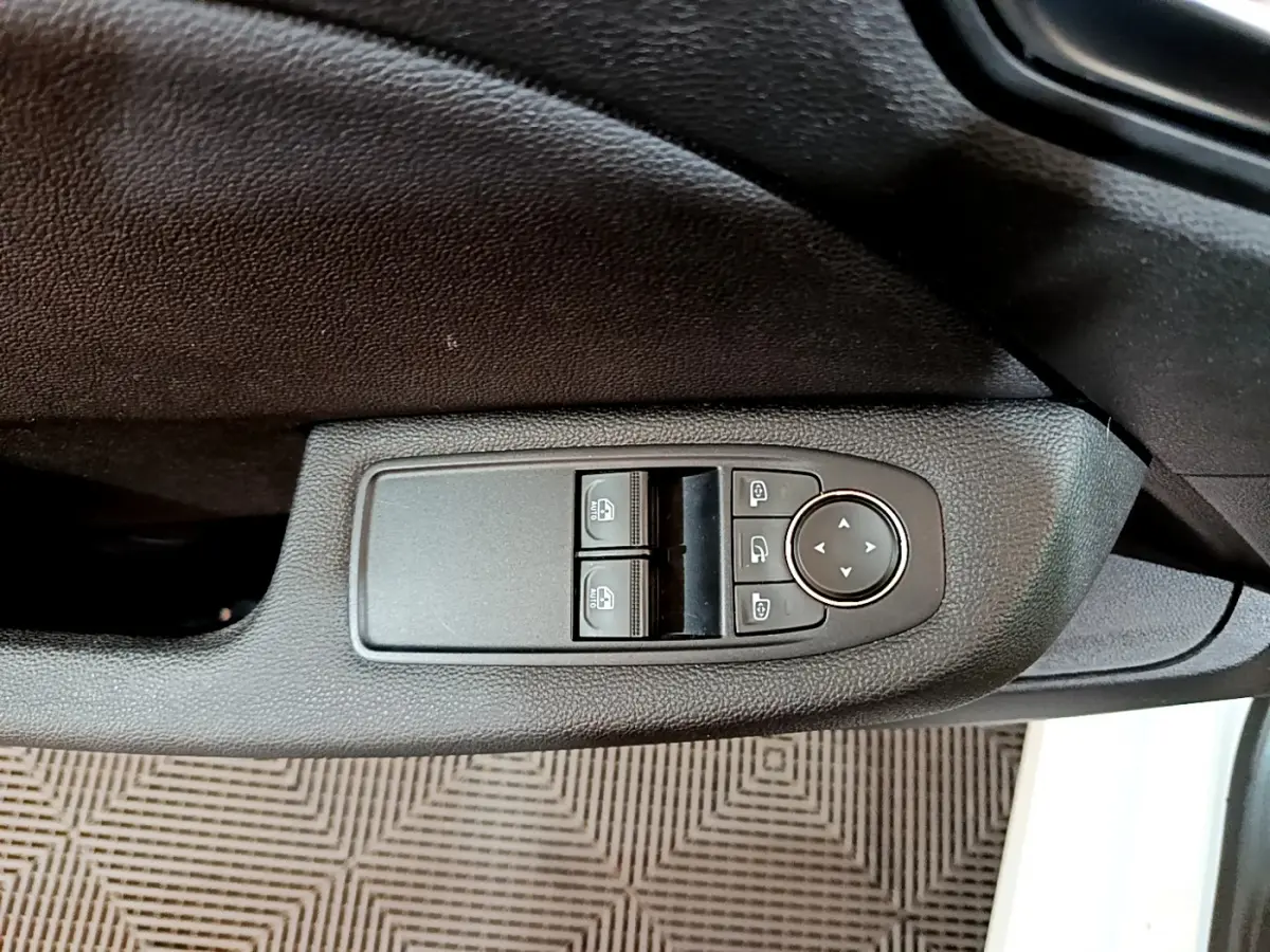 Panneau de commandes des vitres et rétroviseurs côté conducteur d'une Renault Clio Business Blue dCi 85 blanche de 2020.