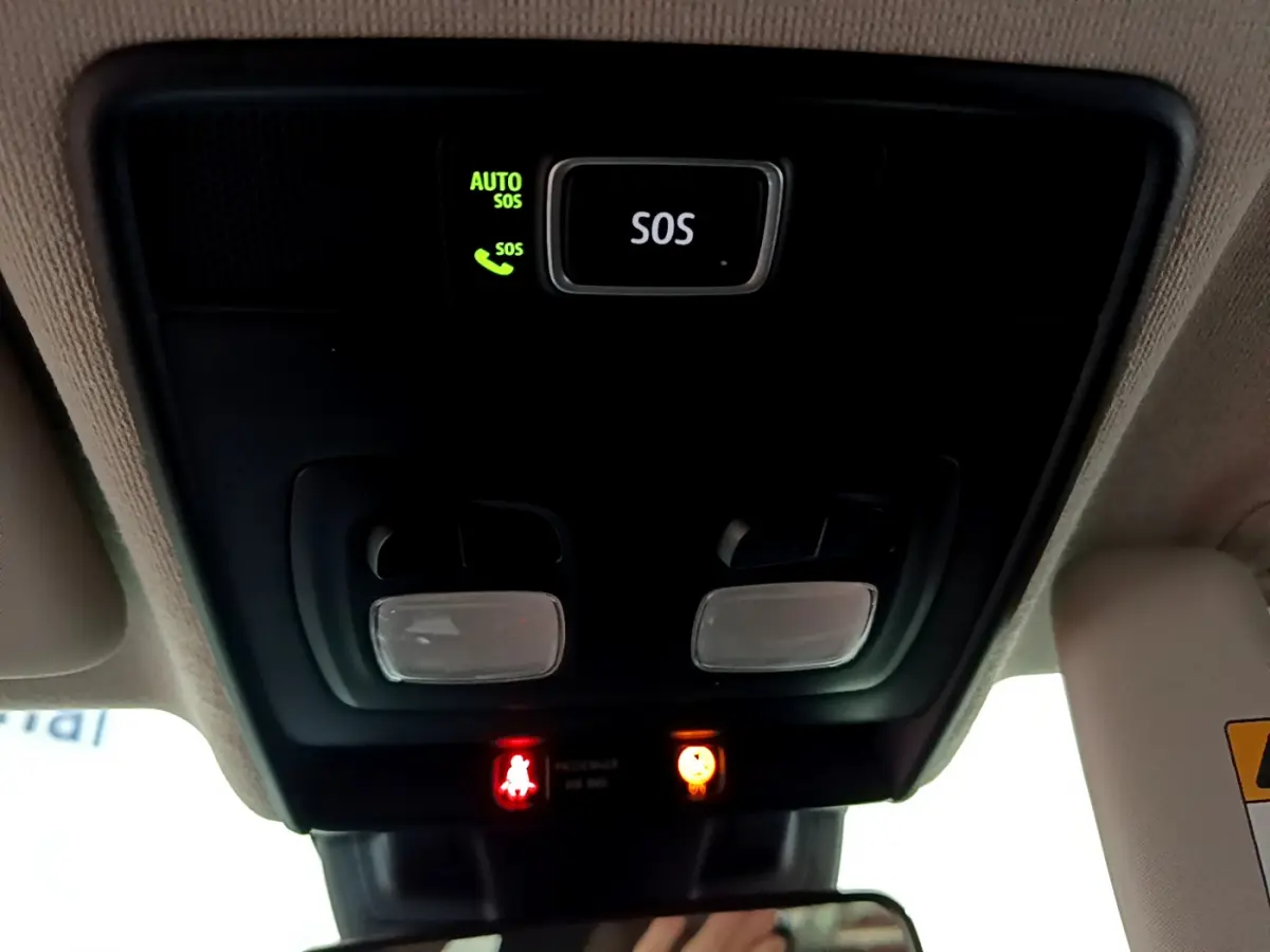 Vue intérieure du plafonnier avec bouton SOS illuminé et voyants d'alerte sur Renault Clio Business Blue dCi 85 blanc 2020.