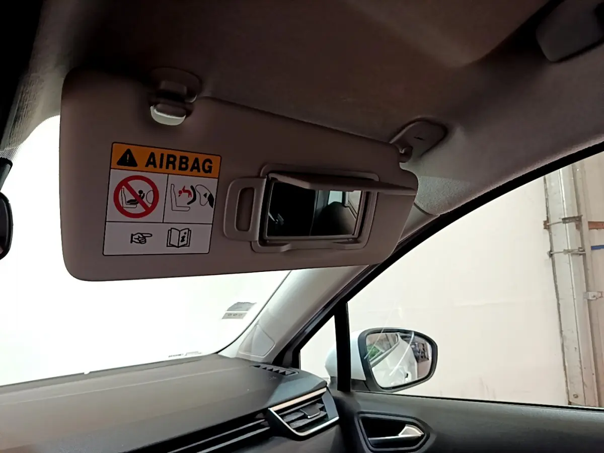 Détail du pare-soleil côté conducteur avec miroir intégré dans l'habitacle de la Renault Clio Business blanc 2020.