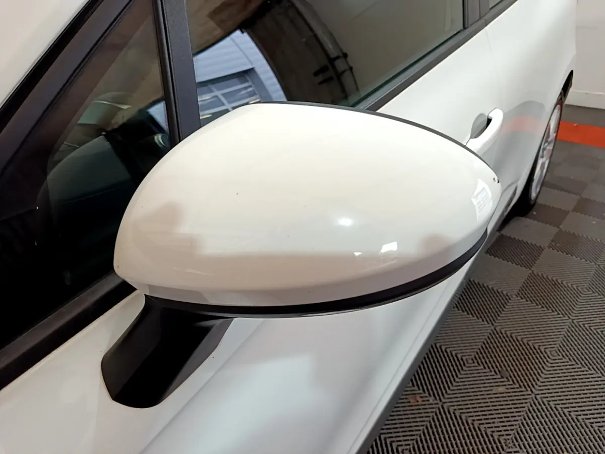 Rétroviseur extérieur droit blanc de la Renault Clio Business Blue dCi 85 vue en gros plan côté passager.