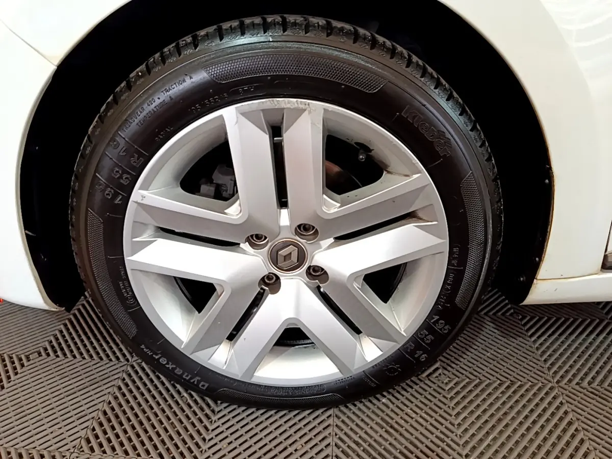 Gros plan sur la roue avant droite d'une Renault Clio Business Blue dCi 85 blanche, avec jante et pneu visibles.