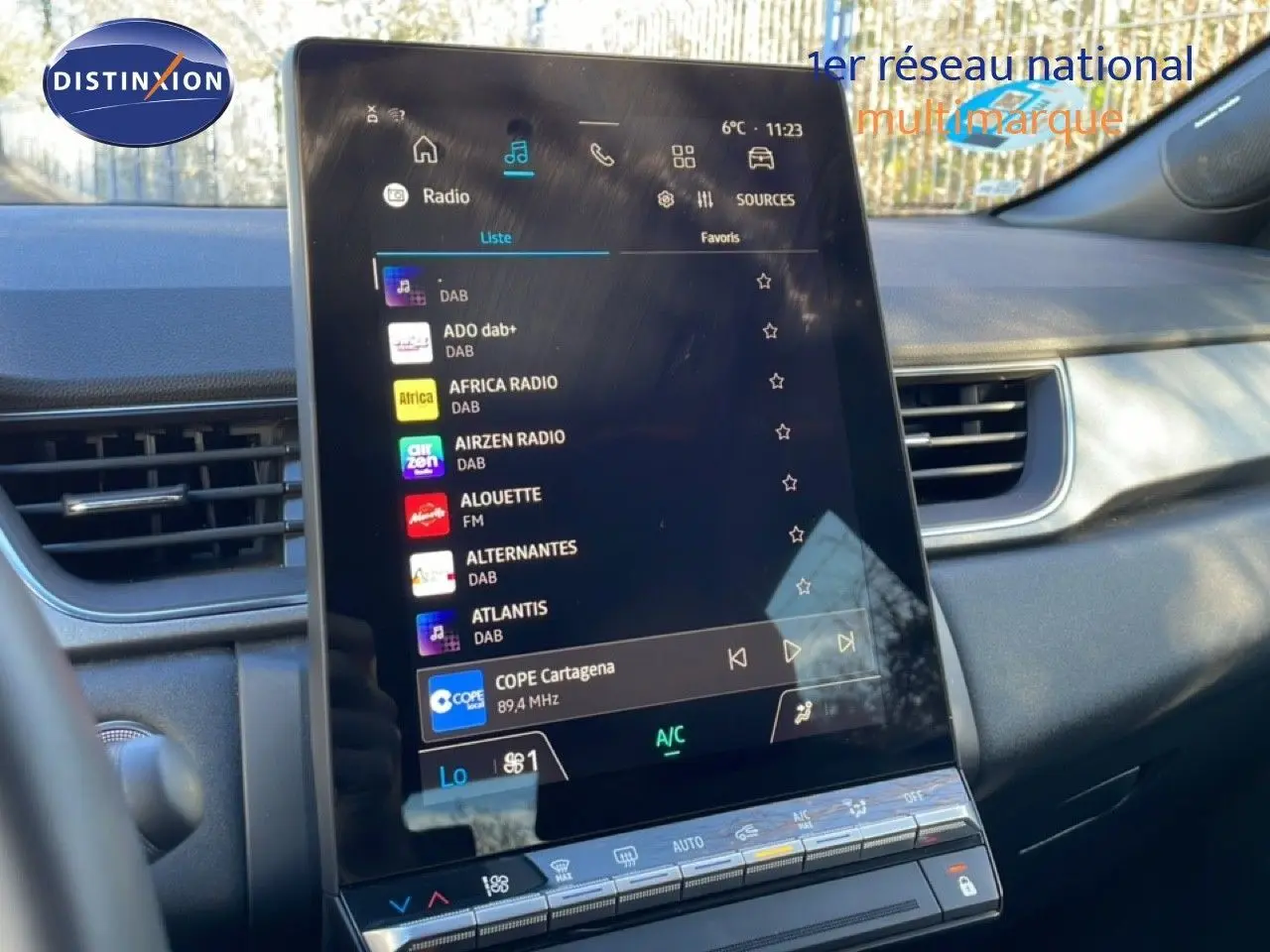 Vue rapprochée de l'écran tactile central du tableau de bord du Renault Captur 2025, affichant les options radio numériques.