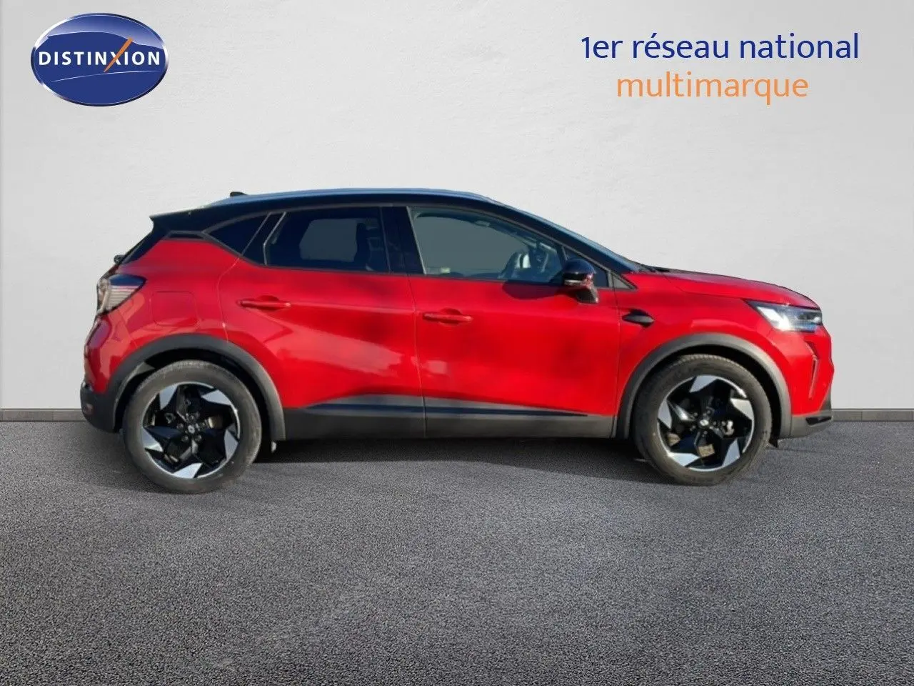 Profil droit du Renault Captur 2025 rouge Désir métal avec toit noir et jantes alliage noires.