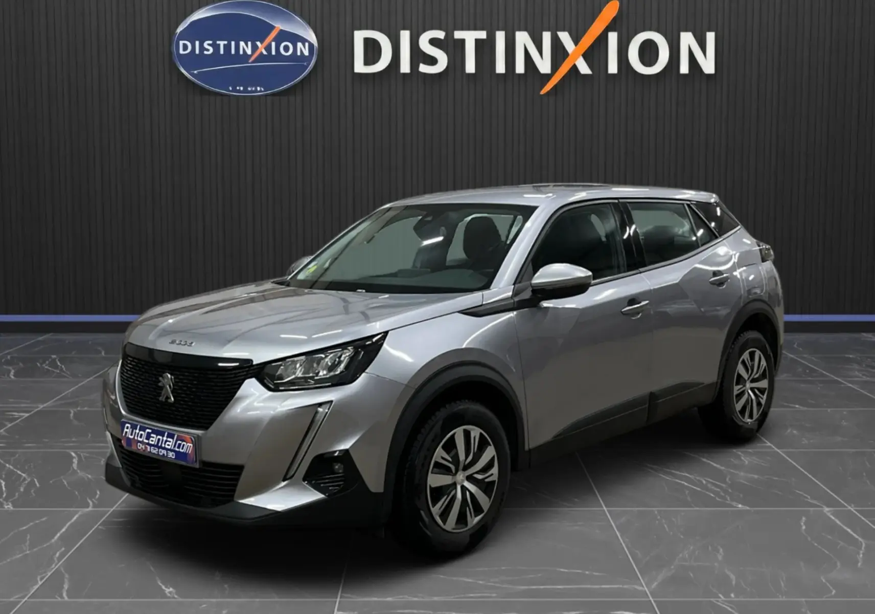 Peugeot 2008 Active Business gris alu en 3/4 avant droit, SUV compact avec calandre noire et jantes alliage.