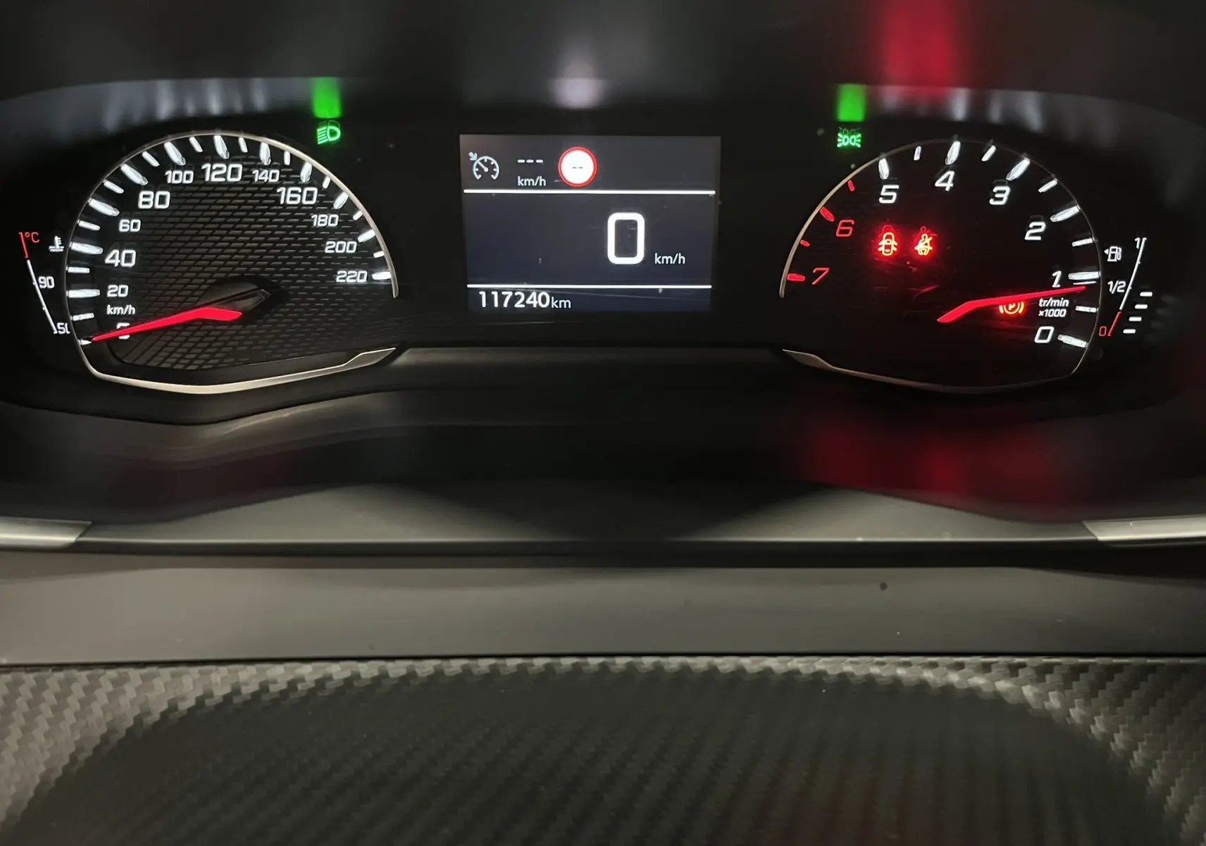 Vue rapprochée du tableau de bord numérique du Peugeot 2008 Active Business 2020, affichant 117240 km et voyants allumés.