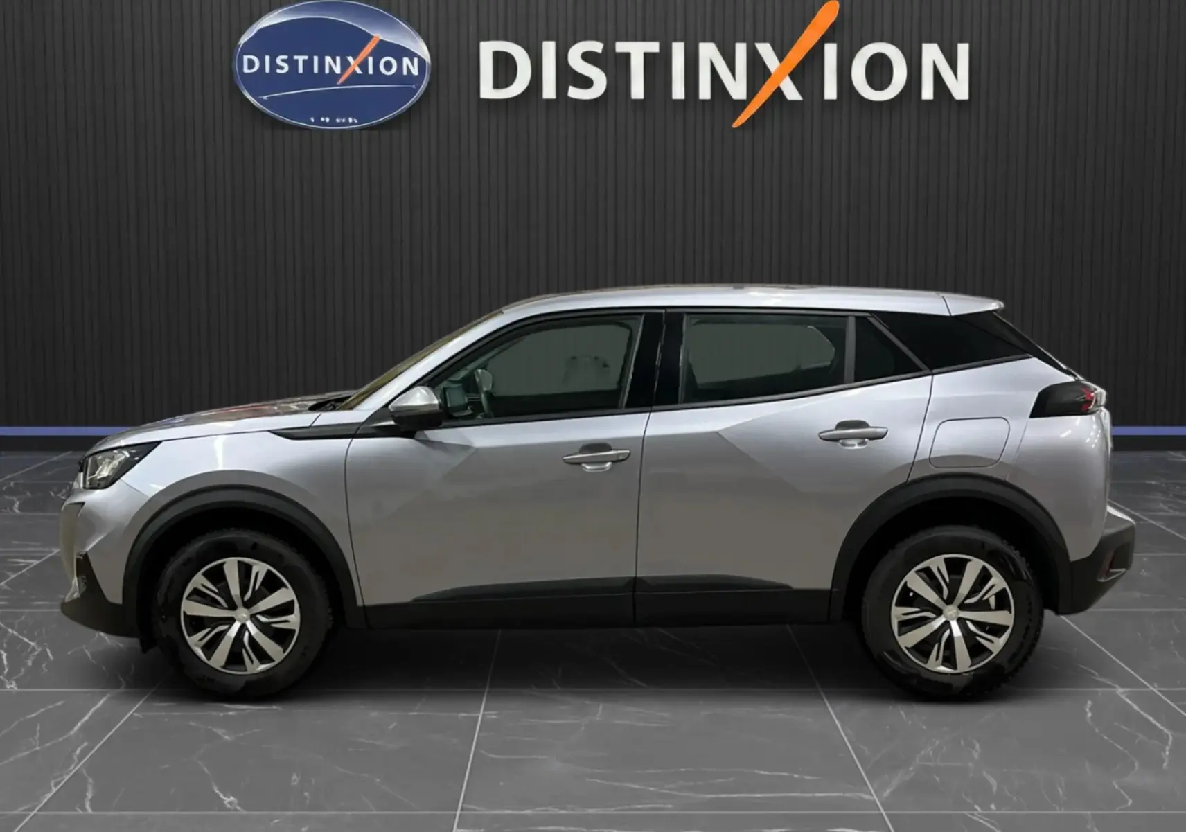 Peugeot 2008 Active Business gris alu vue de profil côté gauche, avec jantes alliage et détails noirs contrastants.