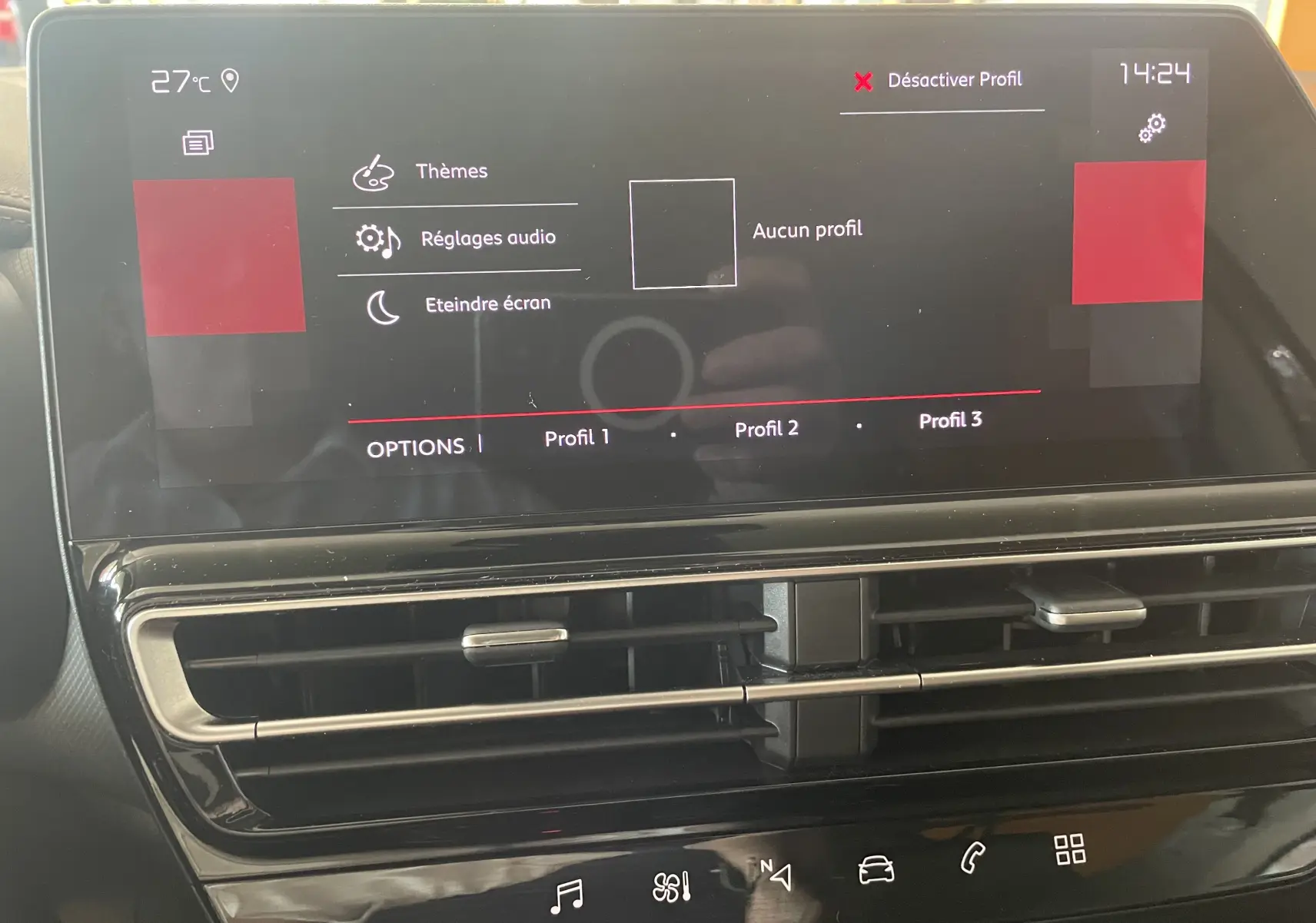 Écran tactile central du tableau de bord du Citroën C5 Aircross gris platinium, affichant les réglages de profils utilisateur.
