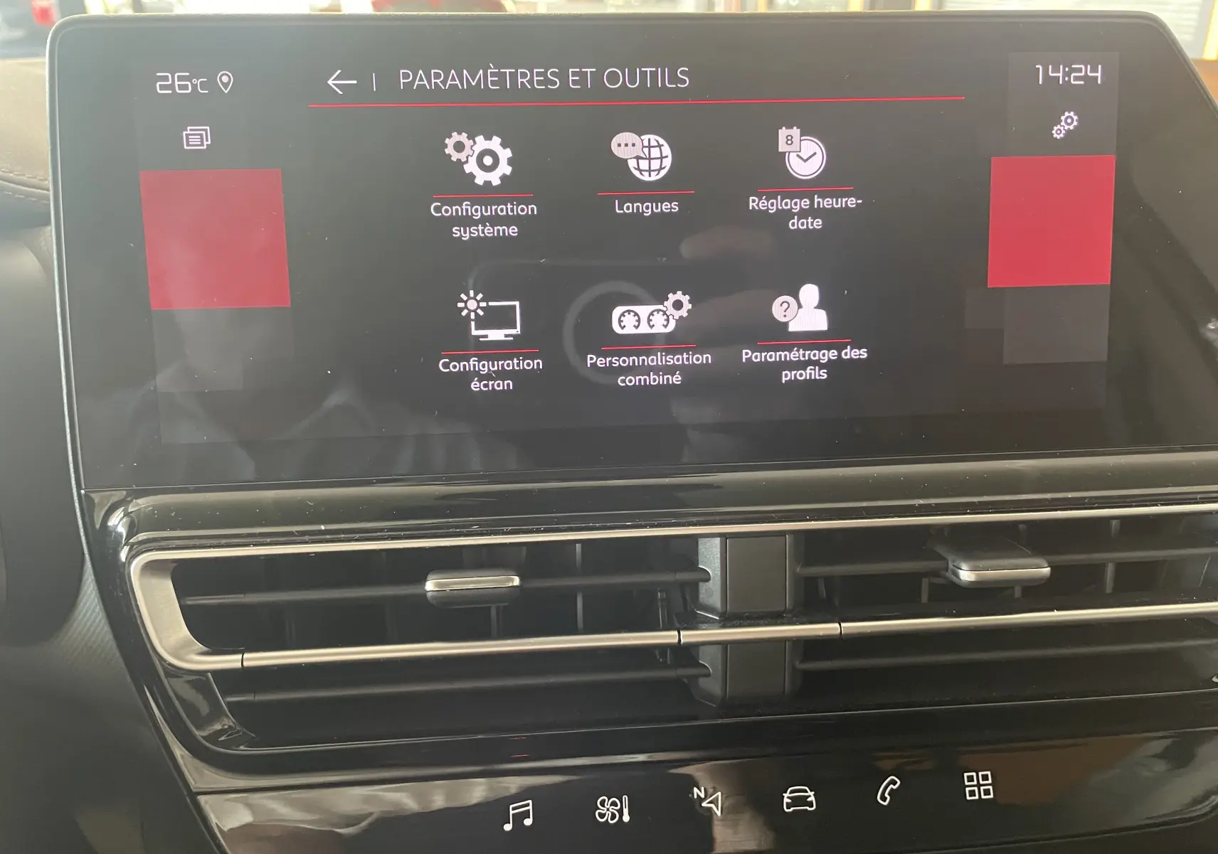 Écran tactile central du tableau de bord du Citroën C5 Aircross hybride gris, affichant le menu paramètres et outils.