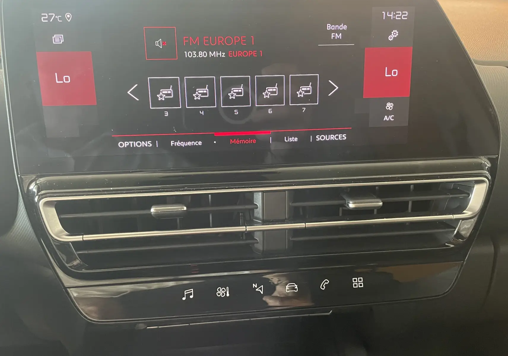 Vue rapprochée de l'écran tactile central et des aérateurs du tableau de bord du Citroën C5 Aircross Hybride gris platinium 2025.