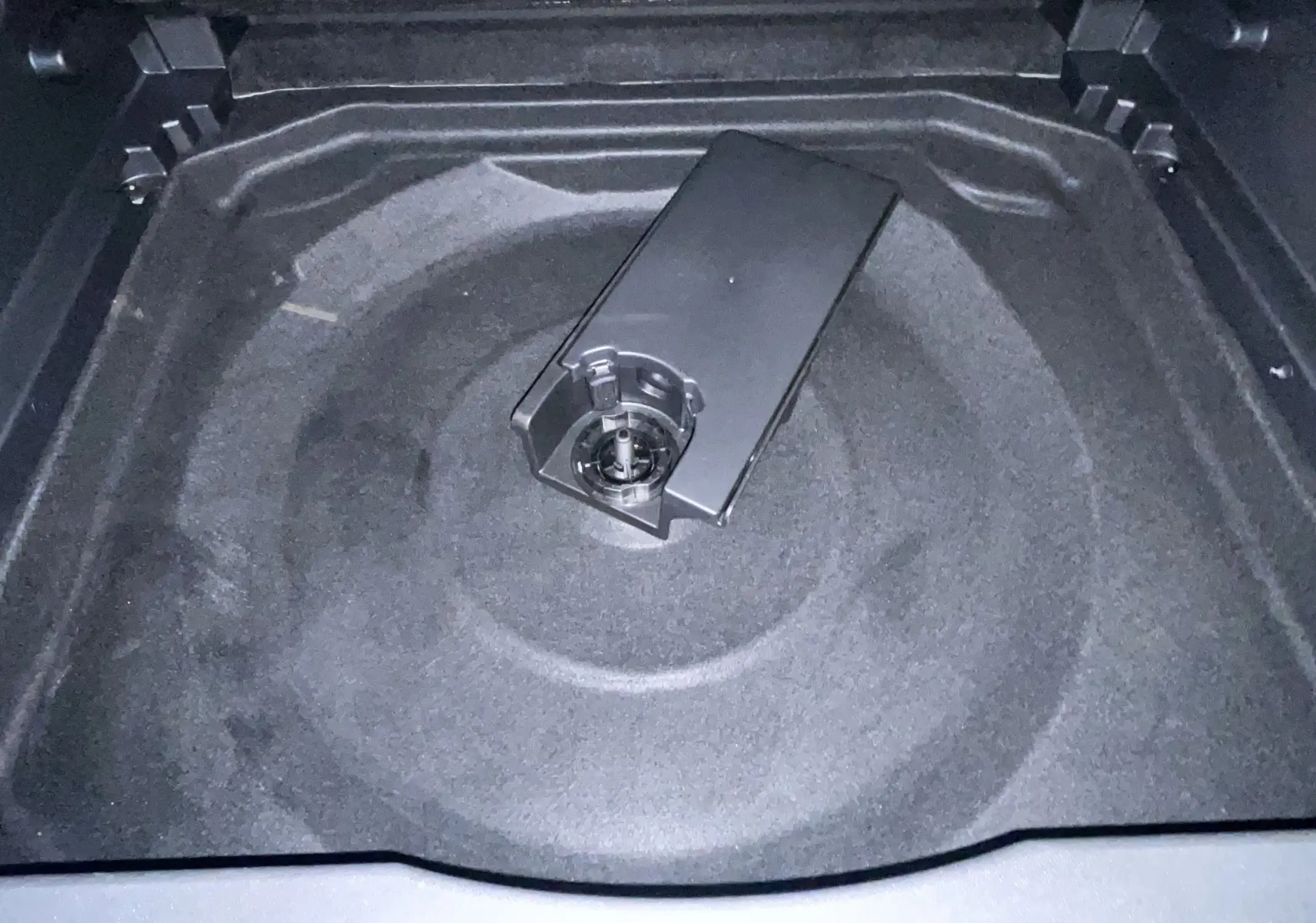 Coffre ouvert du Citroën C5 Aircross hybride gris platinium, vue plongeante sur le rangement sous plancher.
