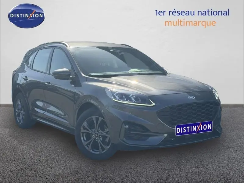 Vue 3/4 avant d'un Ford Kuga 2024 gris Solar métallisé avec calandre noire et jantes alu foncées.