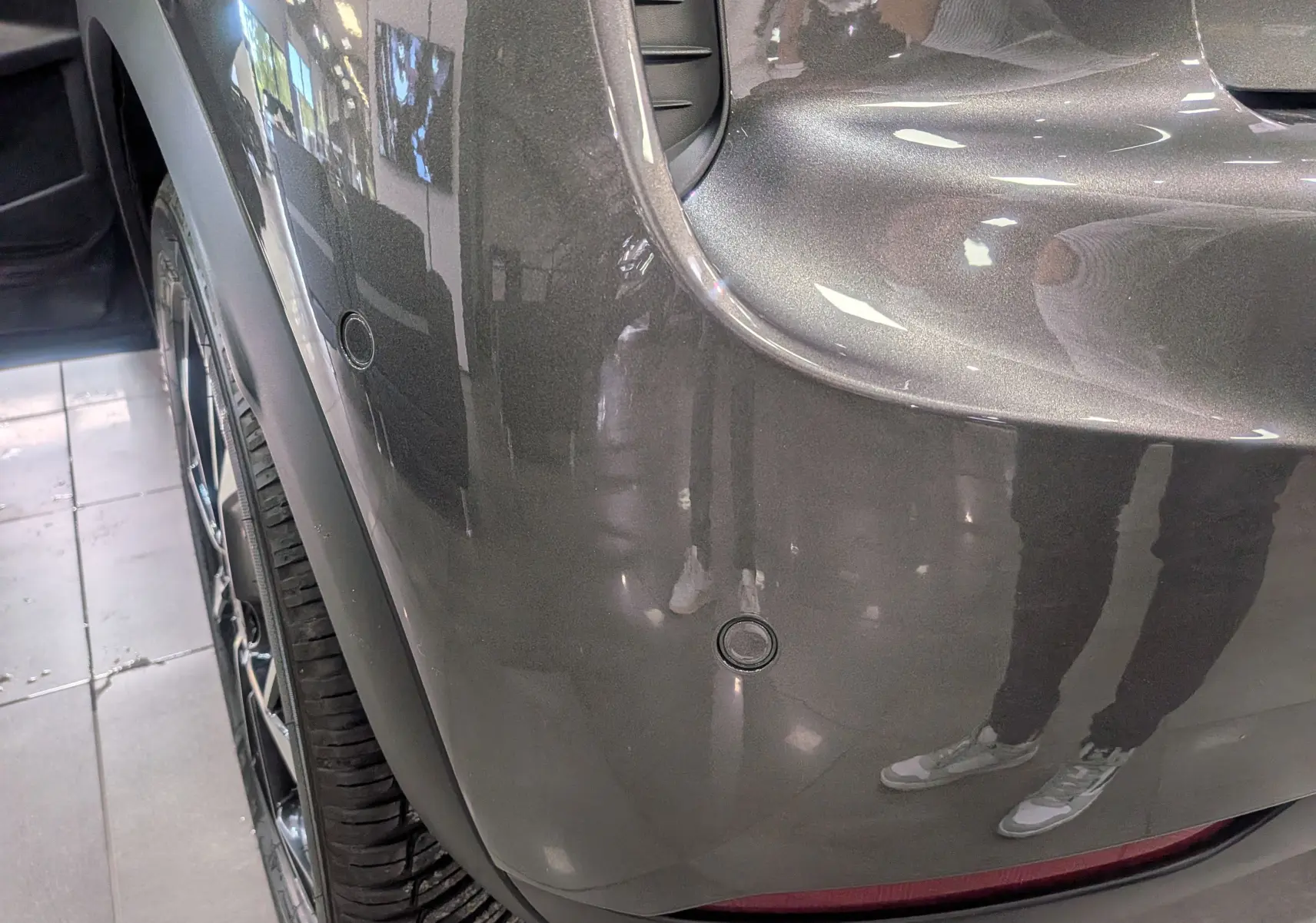 Gros plan sur l'aile arrière droite gris Platinium du DS3 2024 avec capteurs de stationnement intégrés.