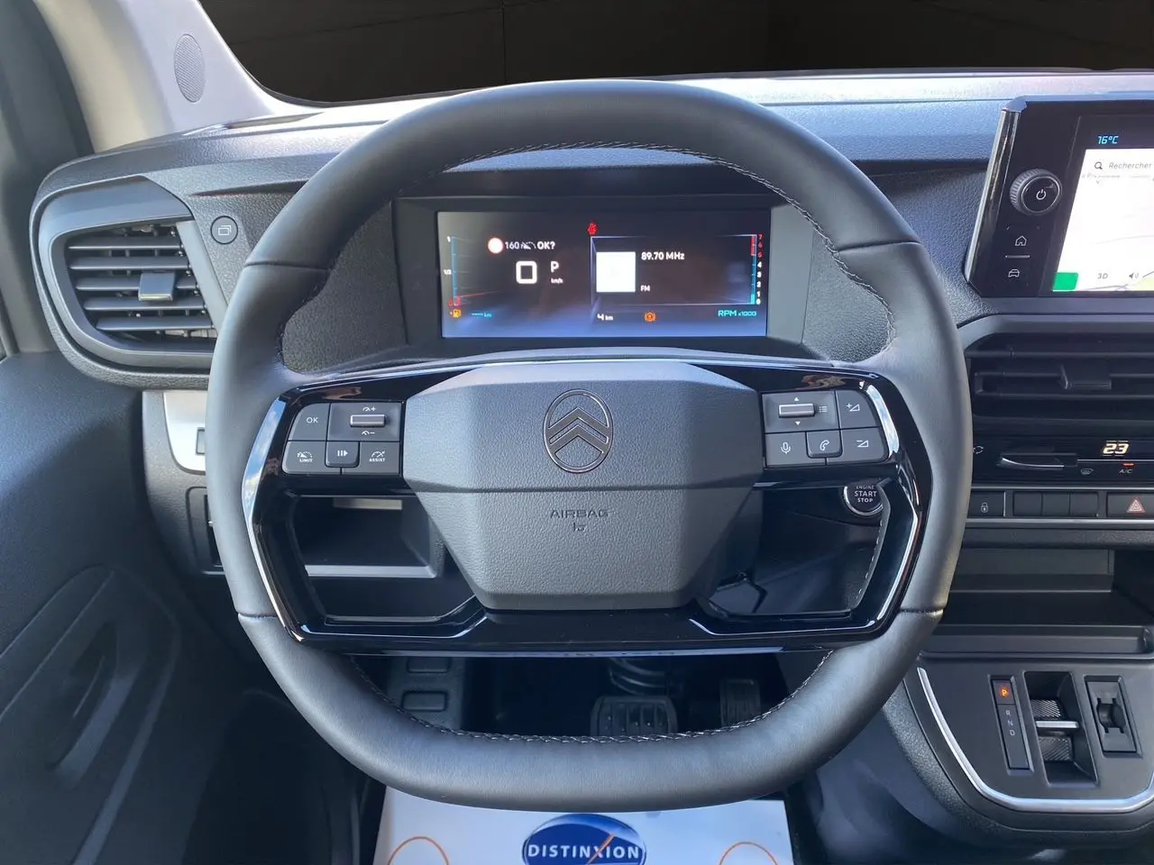 Vue rapprochée du volant cuir noir et du tableau de bord numérique du Citroën Jumpy Cabine Approfondie gris acier 2025.