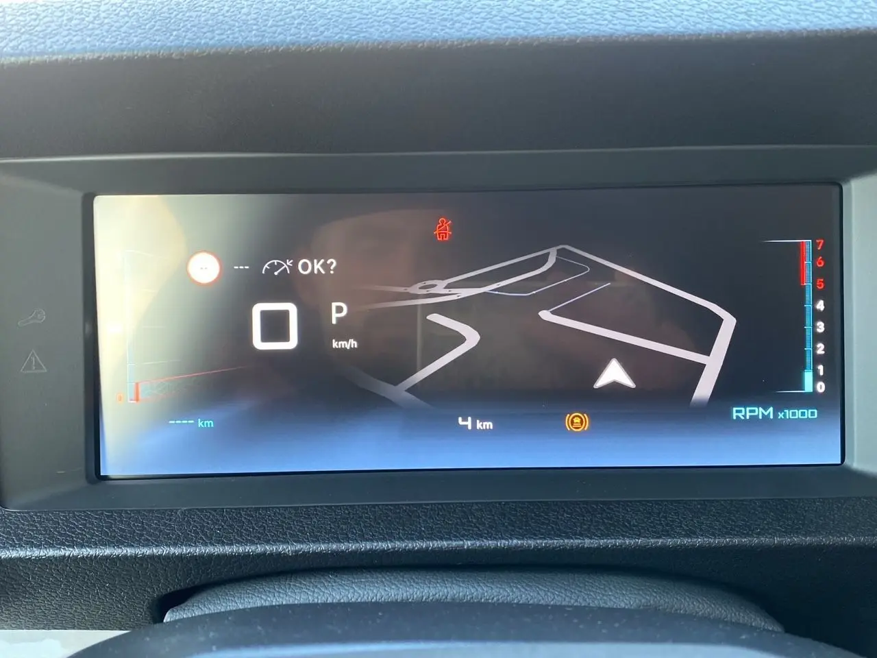 Affichage numérique du tableau de bord du Citroën Jumpy Cabine Approfondie gris acier, avec navigation et indicateurs moteurs.