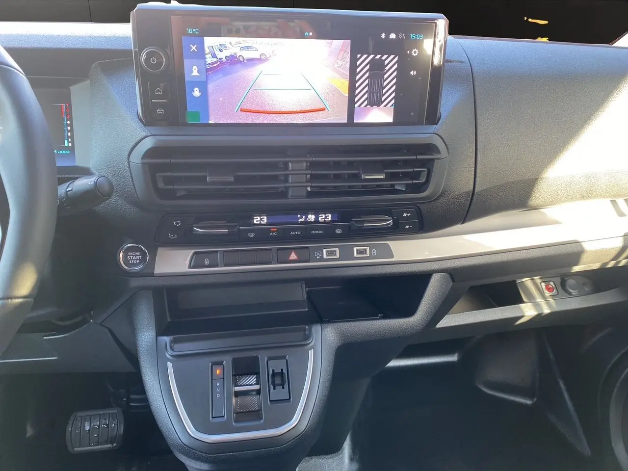 Tableau de bord noir du Citroën Jumpy XL 2025 avec écran tactile affichant la caméra de recul et commandes climatisation double zone.