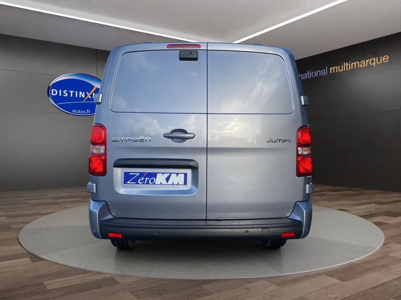 Vue arrière du Citroën Jumpy cabine approfondie gris acier avec portes battantes et feux rouges visibles