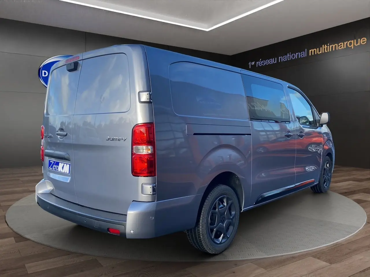 Vue 3/4 arrière droite du Citroën Jumpy Cabine Approfondie gris acier avec jantes noires et portes latérales fermées.