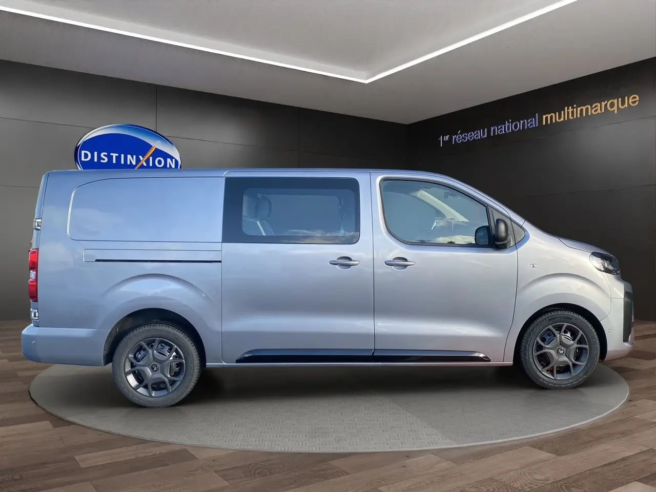 Profil côté droit du Citroën Jumpy Cabine Approfondie gris acier avec porte latérale coulissante et jantes noires.