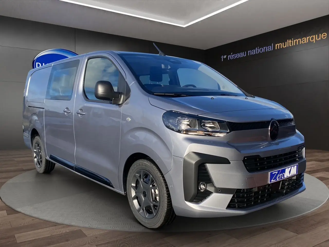 Vue 3/4 avant droit du Citroën Jumpy Cabine Approfondie gris acier avec jantes noires et calandre noire.