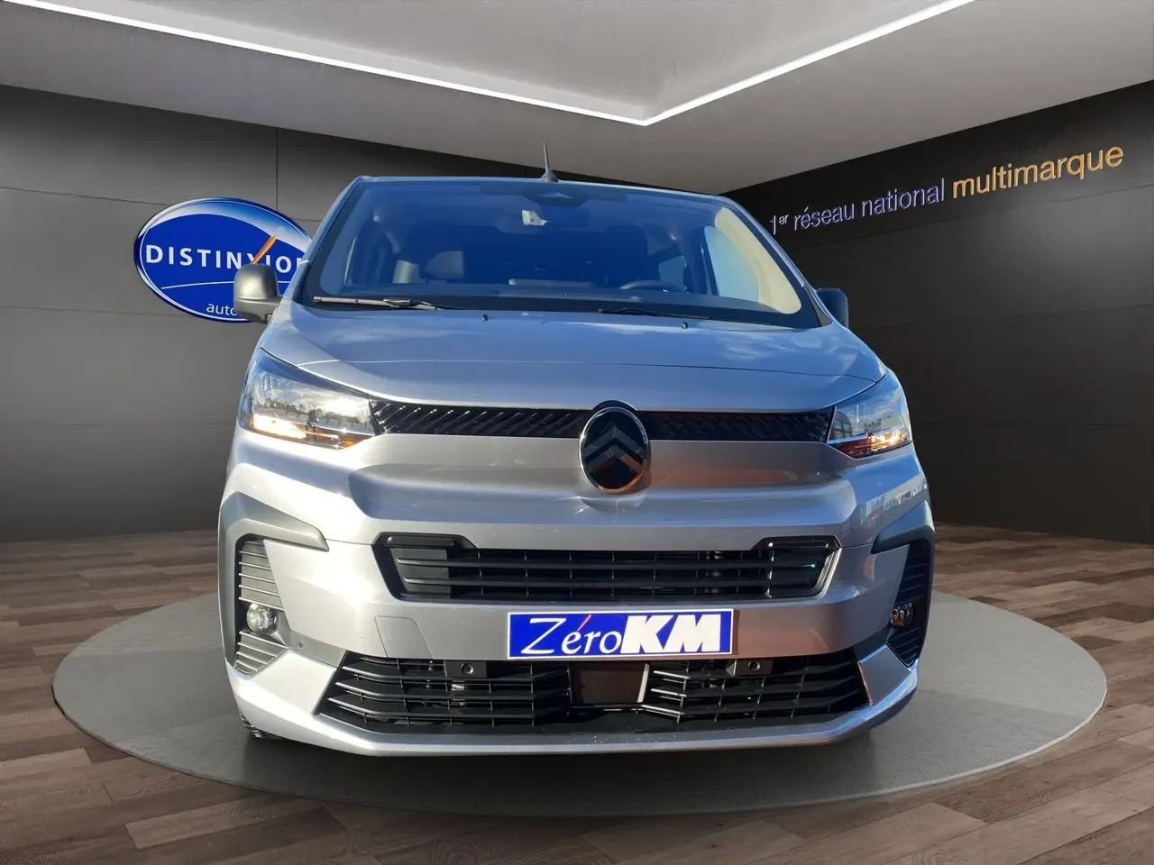 Vue frontale du Citroën Jumpy Cabine Approfondie gris acier avec logo central et plaque Zero KM visible.