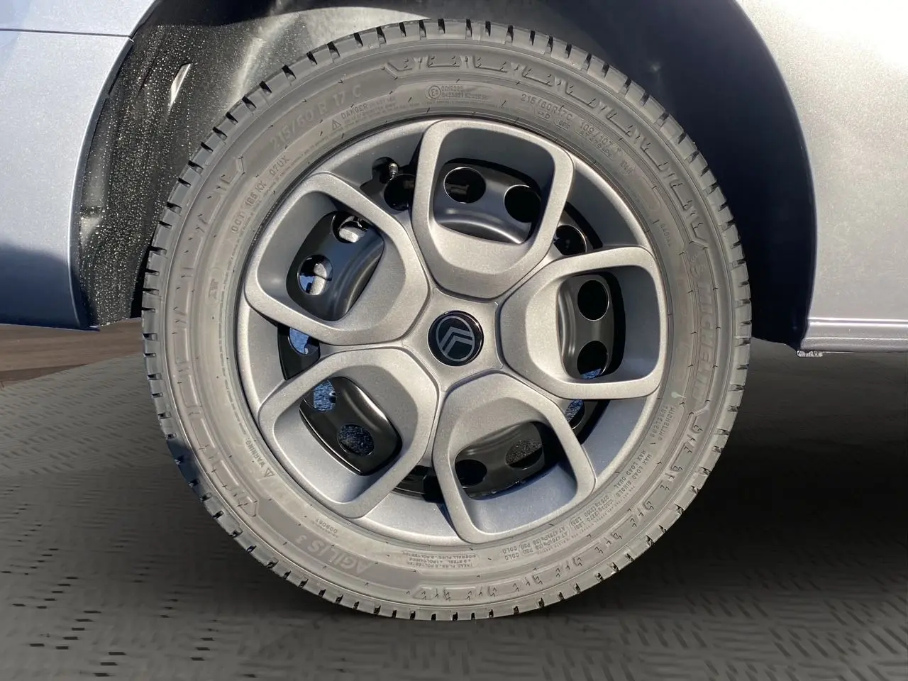 Gros plan sur la roue avant droite du Citroën Jumpy Cabine Approfondie gris acier avec jante tôle noire 17 pouces et enjoliveur.