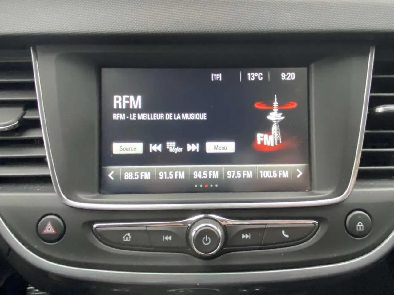 Écran central tactile de l’Opel Crossland X 2020 affichant la radio FM avec commandes intégrées.