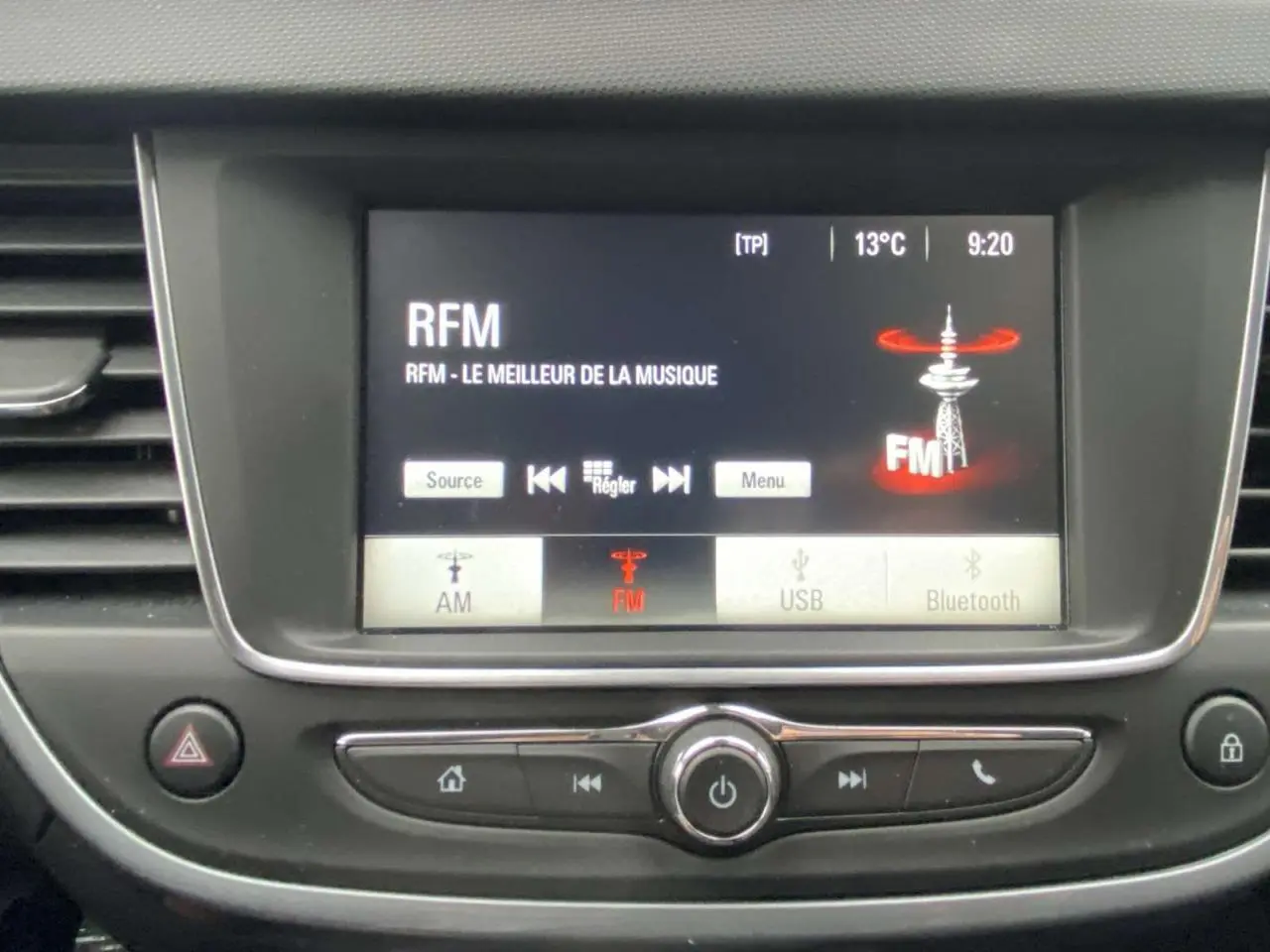 Écran tactile central allumé affichant la radio FM dans l'habitacle de l'Opel Crossland X 2020.