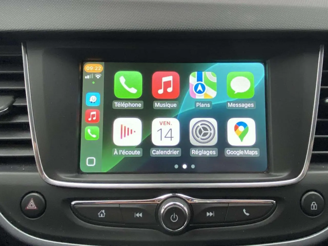 Écran tactile central de l’Opel Crossland X 2020 affichant Apple CarPlay avec icônes colorées.
