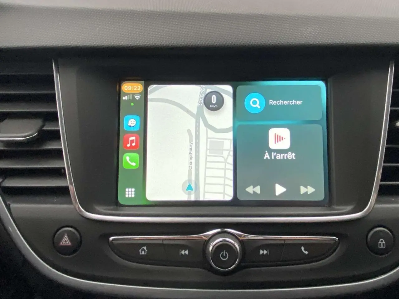 Écran tactile central de l’Opel Crossland X 2020 affichant la navigation et les commandes multimédias.