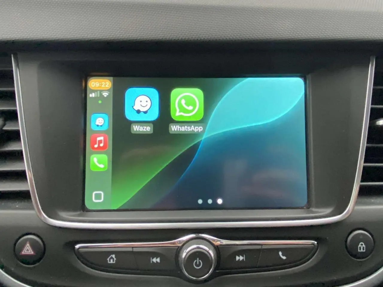 Écran tactile central affichant Apple CarPlay avec applications Waze et WhatsApp dans un Opel Crossland X 2020.