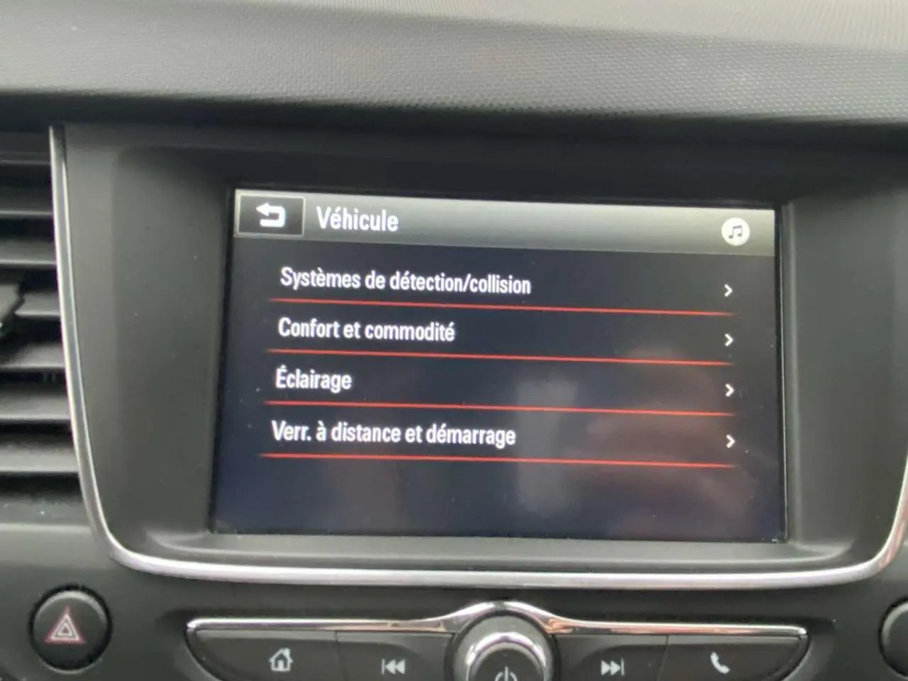 Écran tactile central de l'Opel Crossland X 2020 affichant les options de sécurité et confort du véhicule.