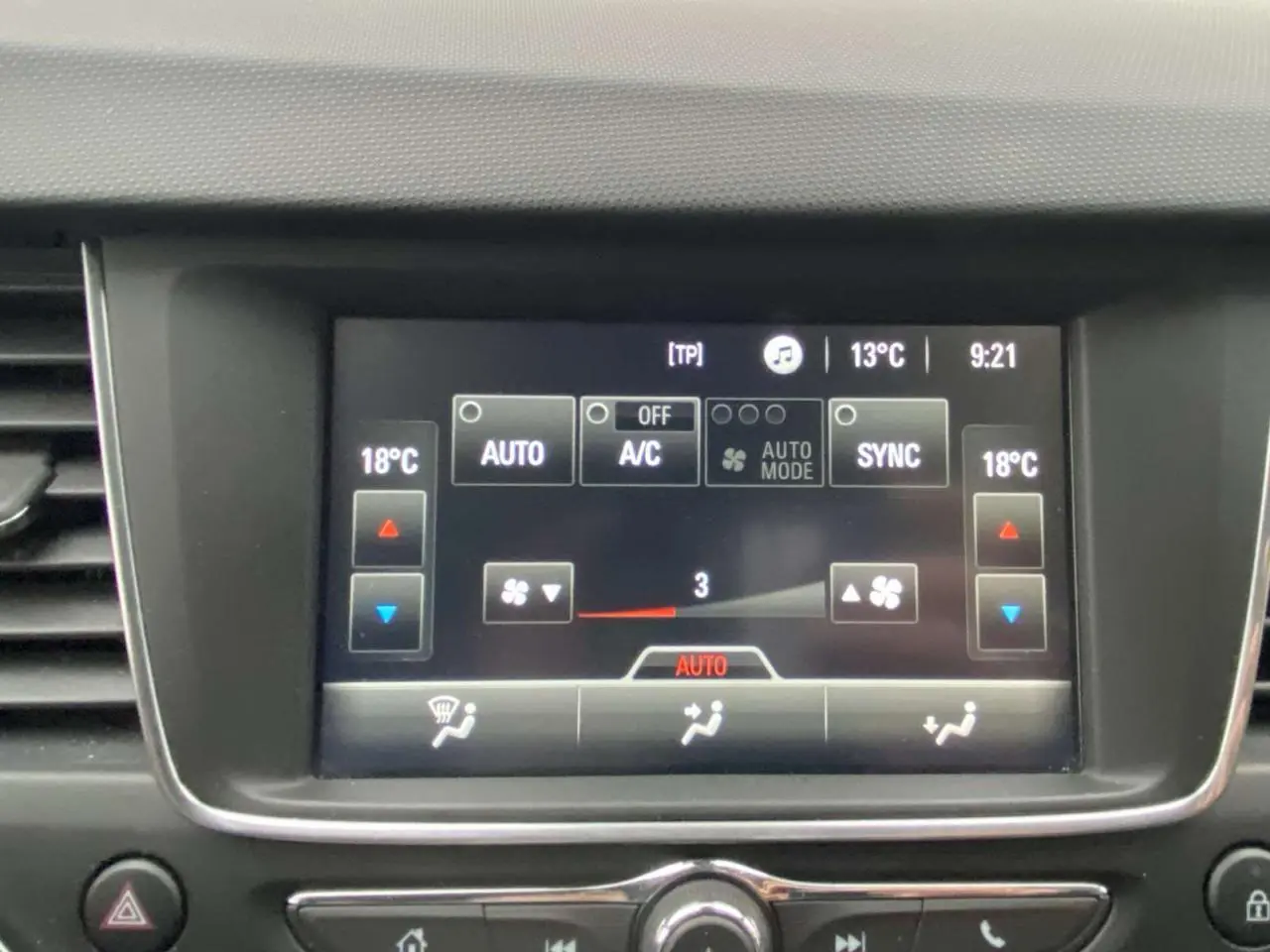 Écran tactile central de la climatisation automatique de l'Opel Crossland X 2020, affichant les réglages à 18°C.