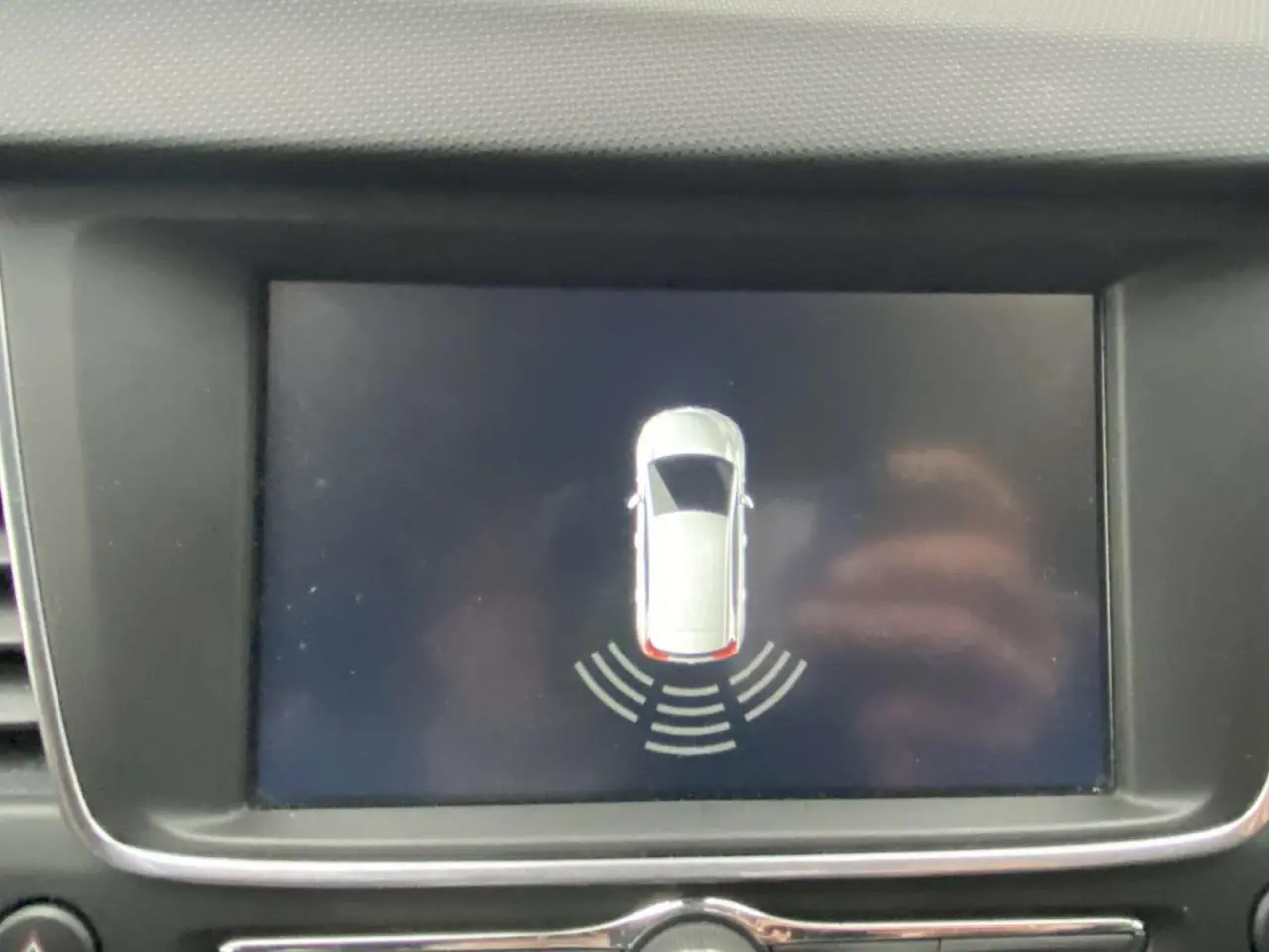 Écran central affichant l'aide au stationnement arrière du tableau de bord d'une Opel Crossland X 2020.