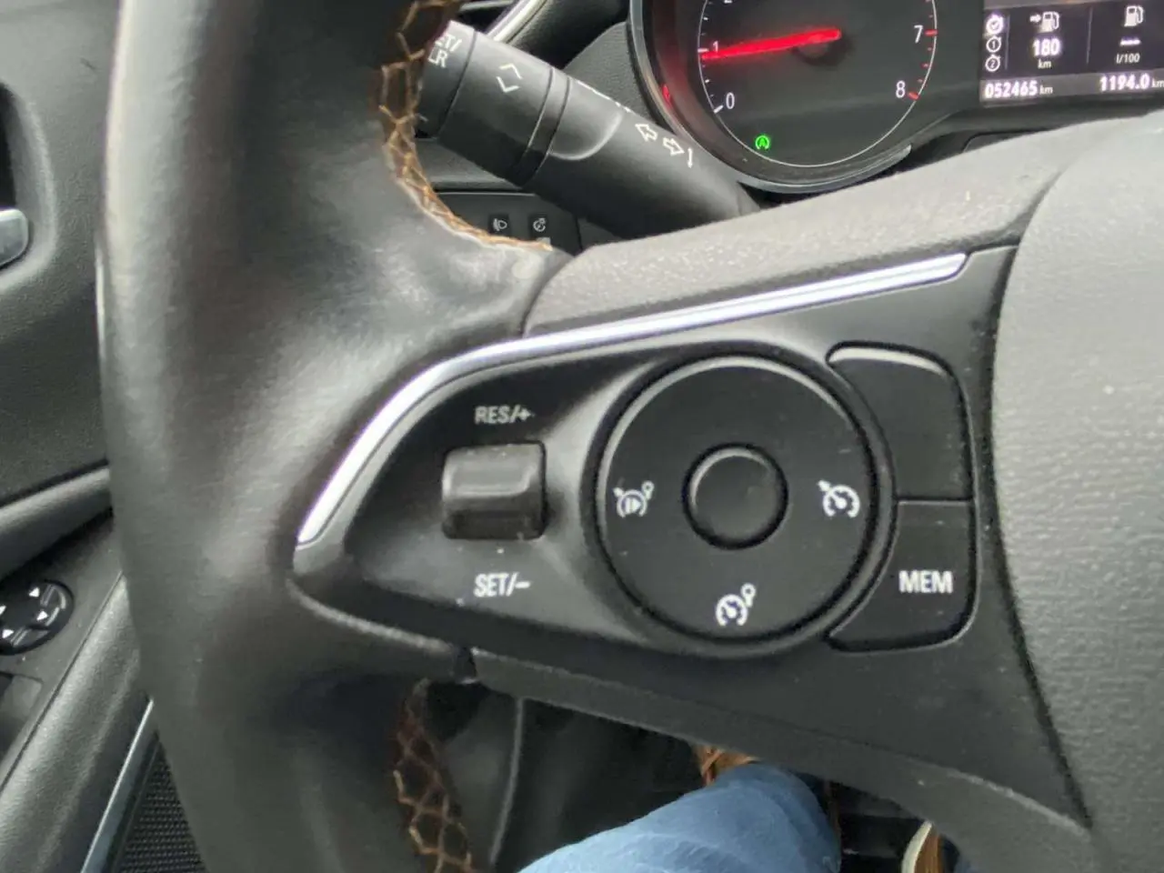 Gros plan sur le volant noir de l'Opel Crossland X 2020 avec commandes de régulateur de vitesse visibles.