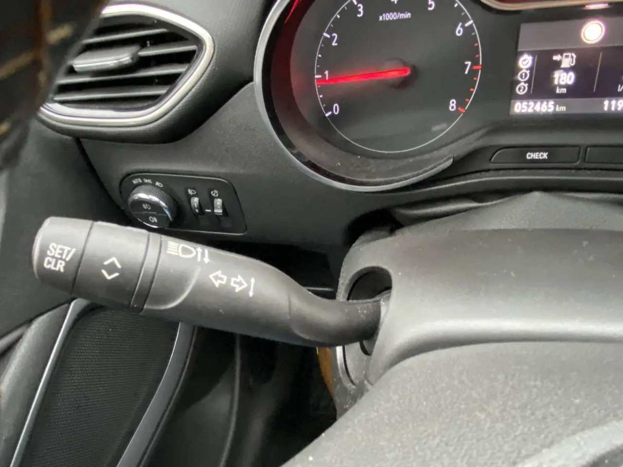 Gros plan sur le commodo gauche et le tableau de bord noir de l'Opel Crossland X 2020 essence finition Elégance.