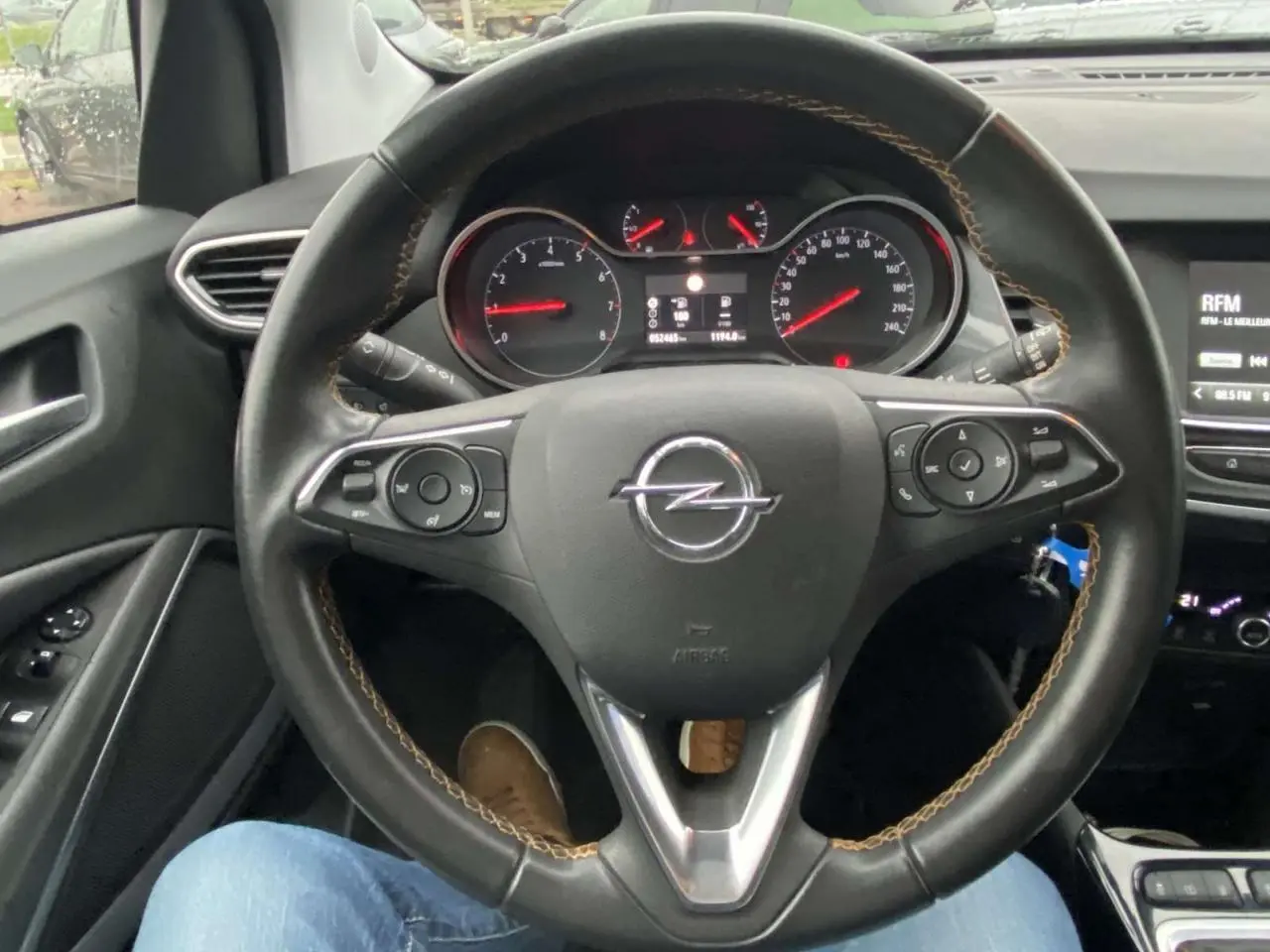 Vue intérieure centrée sur le volant noir de l'Opel Crossland X 2020 avec tableau de bord et commandes visibles.