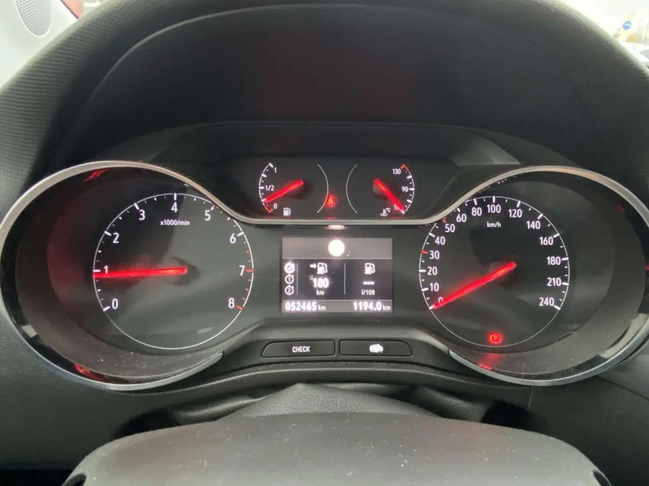 Vue rapprochée du tableau de bord de l'Opel Crossland X 2020, avec compte-tours et compteur de vitesse allumés.