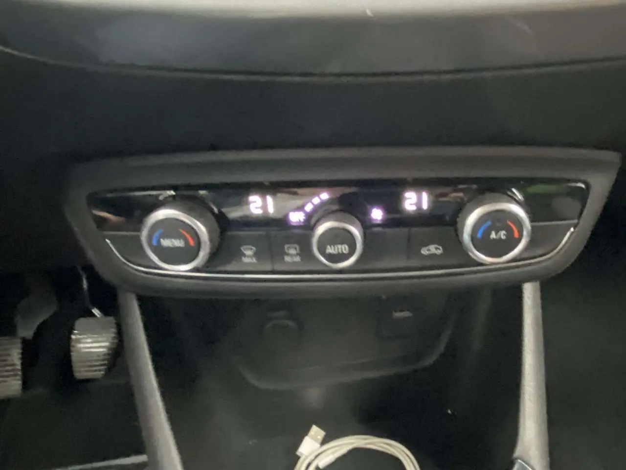 Panneau de contrôle de la climatisation automatique de l'Opel Crossland X 2020, affichage digital et boutons rotatifs.