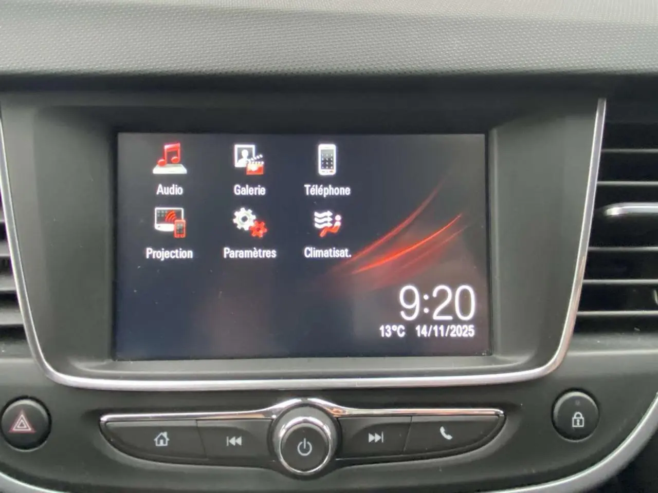 Écran tactile central de l’Opel Crossland X 2020 affichant les menus audio, téléphone et climatisation.