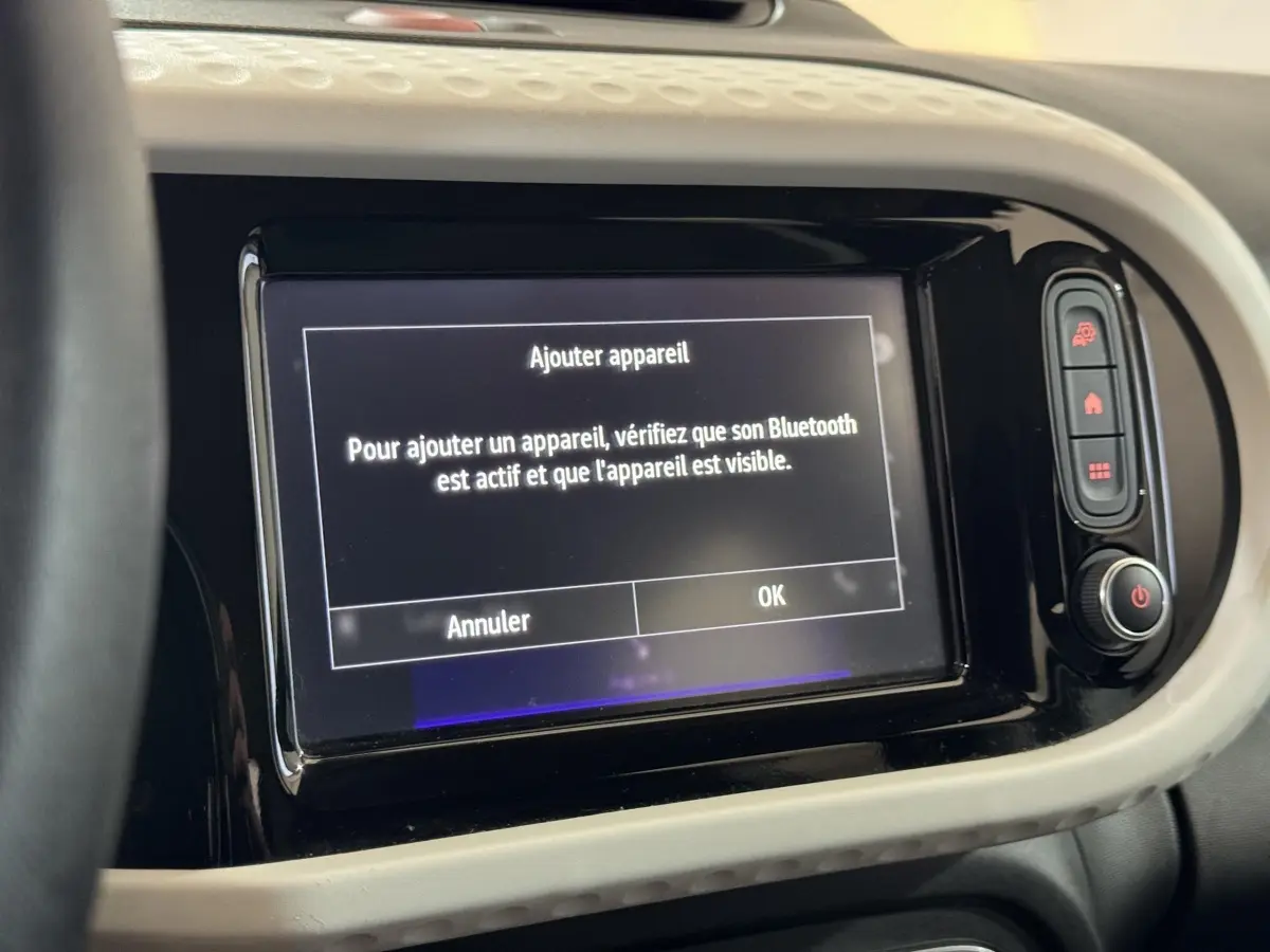 Écran tactile central de la Renault Twingo blanc 2022 affichant l'option d'ajout d'appareil Bluetooth.